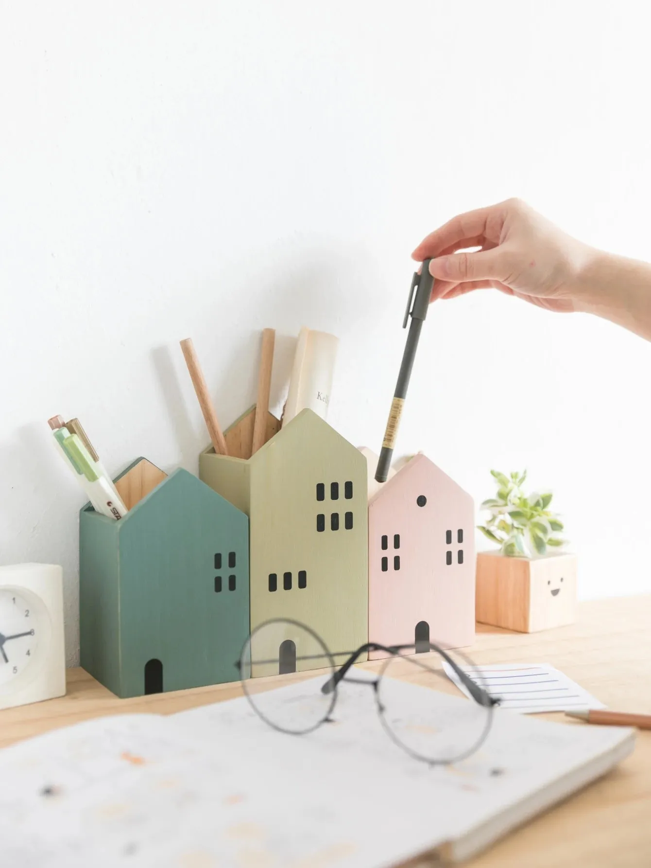 ELMAS Cartoon Wooden Pen Holder & Makeup Brush Organizer
